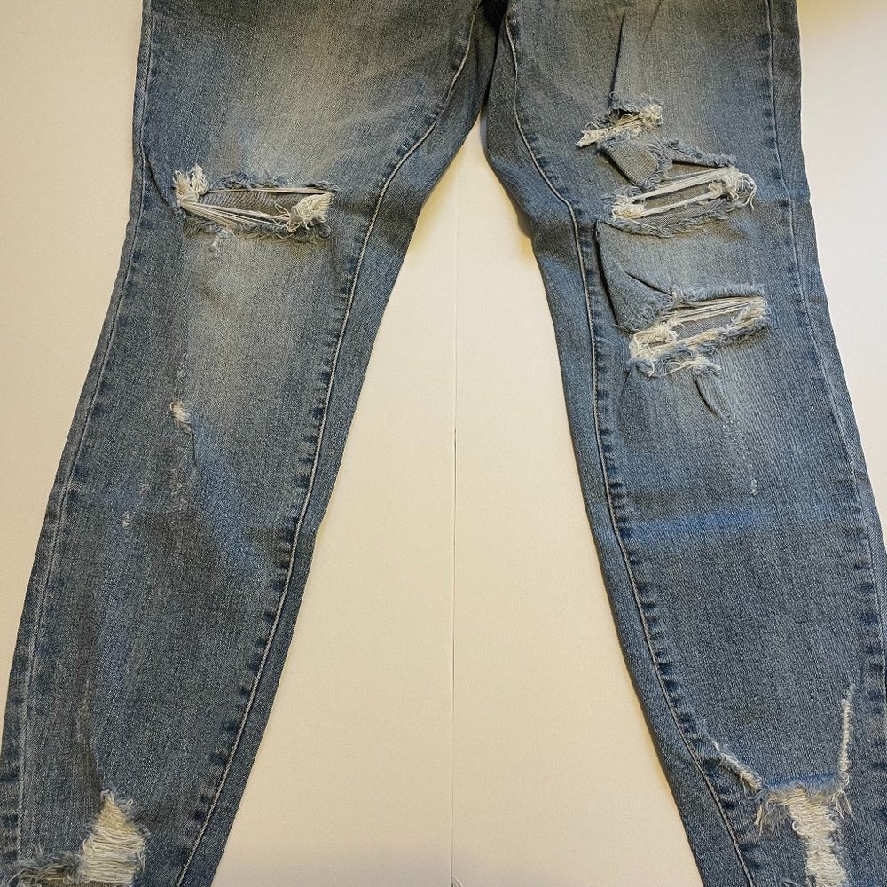 Distressed Skinny Jeans, size xl new without tags